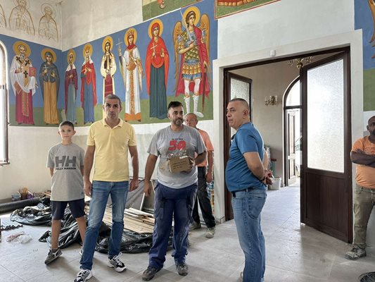 Стефан Радев (вдясно) при строителите на черквата “Света Петка”