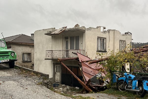 Някои от къщите в Катраница са с напълно отнесени покриви, други частично.
Снимки: Владислав Драмалиев и Радко Шукеров