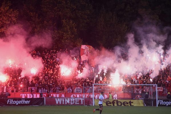 "Червените" фенове изкупиха билетите за Варна
