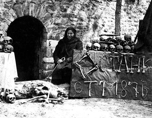 Една от първите снимки с останки на убити по време на Баташкото клане