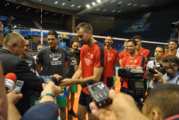 Капитанът на волейболния ни тим Виктор Йосифов връчва топка с автографи на Борисов