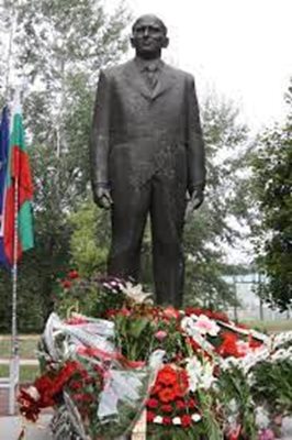 Паметникът на Тодор Живков в Правец