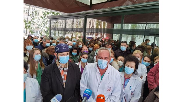 Кацаров разлюля и Правителствена: Първо - детска болница, после - пак университетска след протест на лекари (Обзор)