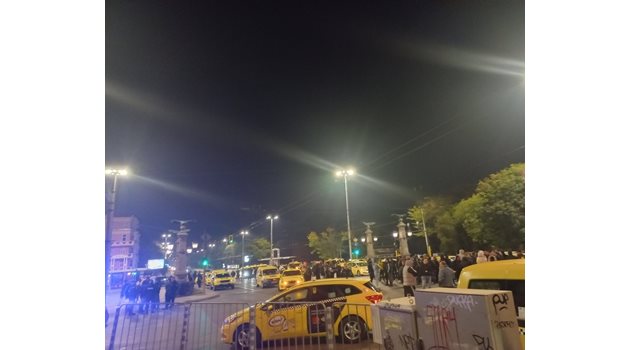 Десетки таксита блокираха Орлов мост в знак на протест
Снимки: Виктория Костова