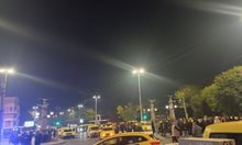 Десетки таксита блокираха Орлов мост посред нощ