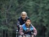 Пенсионерка изминава всеки ден 24 км, за да води болния си внук на училище

