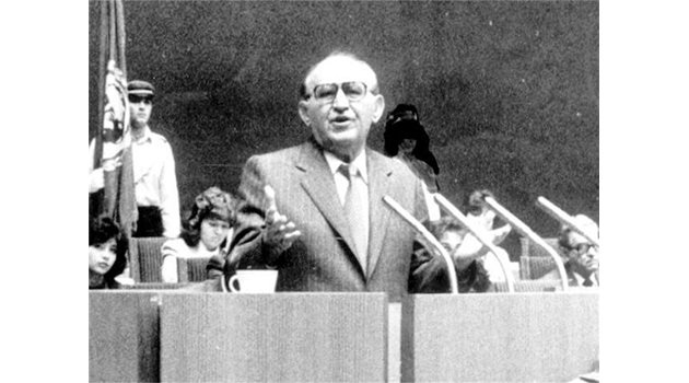 УСПЕШЕН: Бившия първи държи реч пред пленума на ЦК на БКП.