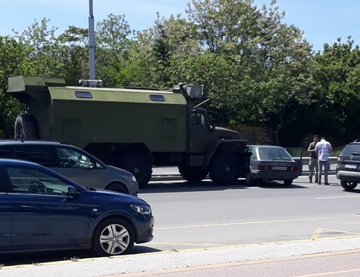 Военният камион нацели странично форд на "Асеновградско шосе" в Пловдив.