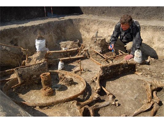 Археолози непрекъснато откриват нови културни ценности по време на разкопките.