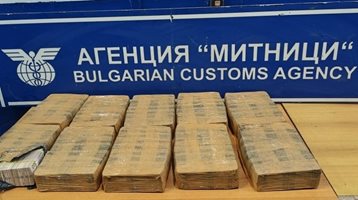 Близо 1 млн лв. в украинска валута откриха в тайник на автобус на Дунав мост при Русе (Видео)