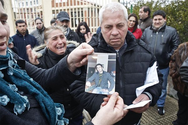 Хюсеин Шукри и разплаканата му съпруга Анифе държат снимка на сина им Шибил пред полицейския арест в Бривиеска.
СНИМКИ: АЛБЕРТО РОДРИГО, В. “ДИАРИО ДЕ БУРГОС”