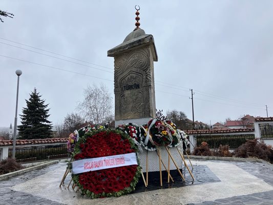 Паметникът-чешма в село Могиляне, издигнат в памет на най-малката жертва на т.нар. "възродителен процес" - 17-месечната Тюркян. СНИМКА: НЕНКО СТАНЕВ