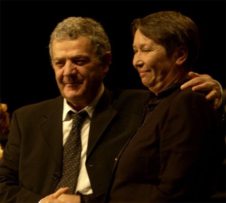 Стефан Цанев е прегърнал съпругата си - актрисата Доротея Тончева, на сцената на театър “София” през 2006 г. Тогава тя отпразнува там 60-годишния си юбилей със спектакъла “Животът - това са две жени”. Тя е в ролята на пророчица и лечителка.