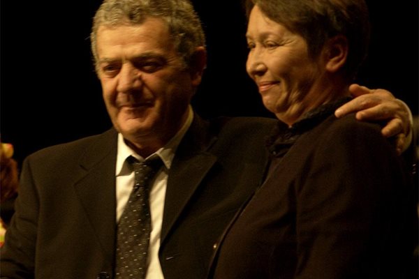 Стефан Цанев е прегърнал съпругата си - актрисата Доротея Тончева, на сцената на театър “София” през 2006 г. Тогава тя отпразнува там 60-годишния си юбилей със спектакъла “Животът - това са две жени”. Тя е в ролята на пророчица и лечителка.