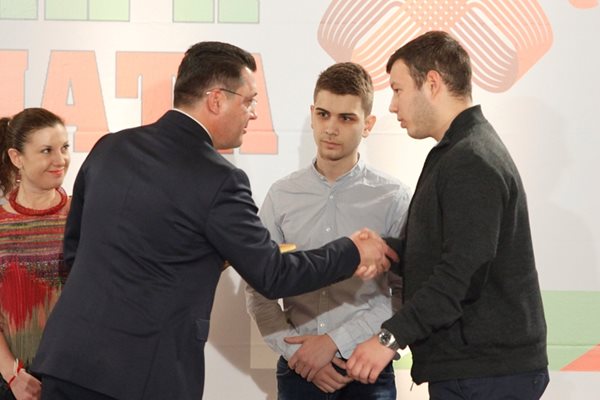Министър Пламен Узунов поздравява наградените от него Миролюба Бенатова, Юлиян Михайлов, Александър Пеев и Радостин Богданов.