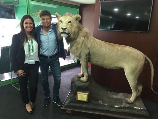 Балъков и дама от “Спортинг” се снимат в клубния музей с лъва символ на отбора.