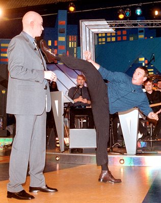 Екшън звездата Жан-Клод ван Дам прави стойки пред Слави - 28.11.2001 г. С това издание шоуто е класирано на финала на американските награди “Еми”.