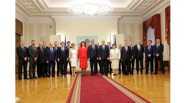 Асен Василев и Кирил Петков заедно с останалите служебни министри позират с президента Румен Радев при назначаването на първия кабинет “Янев” на 12 май 2021 г. 
 
СНИМКА: РУМЯНА ТОНЕВА 