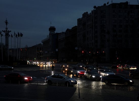 Киев, столицата на Украйна, все по-често потъва в мрак заради прекъсванията в захранването Снимка Ройтерс