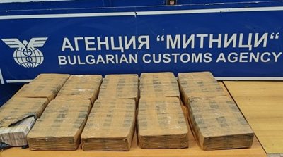 Близо 1 млн лв. в украинска валута откриха в тайник на автобус на Дунав мост при Русе (Видео)