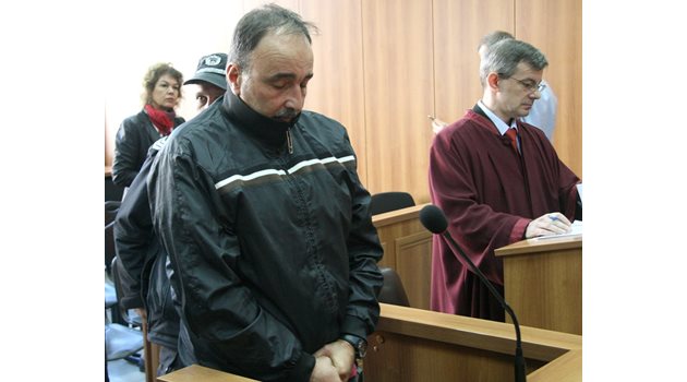 Полицаят Стоян Павлов слуша определението на съда. Снимка: Евгени Цветков