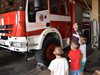 Пожарникари возят деца с включени
сирени за празника в Горна Оряховица