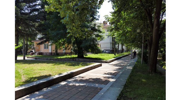 Пелов бе убит на тази алея в Ботевград.  СНИМКА: ПИЕР ПЕТРОВ
