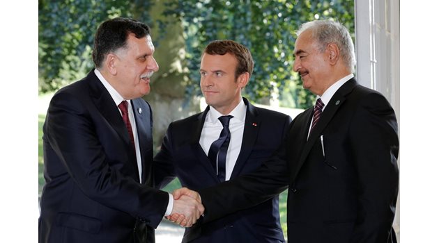 Френският президент Макрон с Файез Сарадж (вляво) и Халифа Хафтар в Париж през лятото на 2017 г.