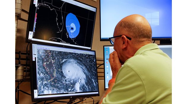 Метеоролози в САЩ с тревога гледат движението на урагана чудовище.