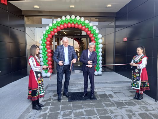 Кметът Здравко Димитров и директорът на дружеството Иван Чолаков прерязаха лентата на новия център.