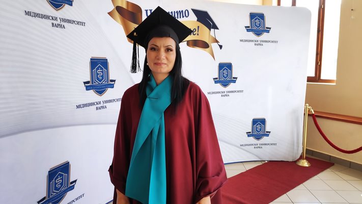 Теодора Миланова завършва за медицинска сестра