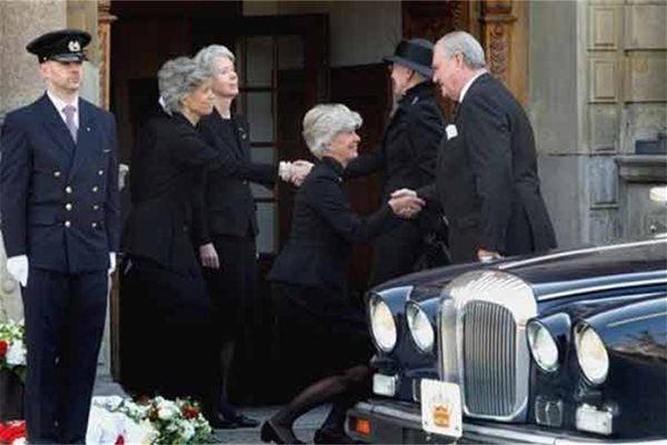 Цялата кралска фамилия изказва съболезнованията си на трите дъщери на магната на погребението му.