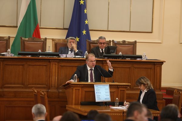 Шефът на правната комисия Радомир Чолаков направи преглед на мястото на следствието през годините.