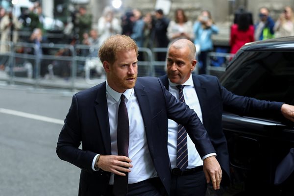 Принц Хари пристигна в съда 
Снимка: Ройтерс