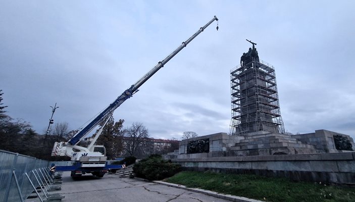 Кран до Паметника на Съветската армия