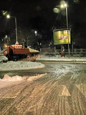 Цяла нощ чистиха улиците в Благоевград.