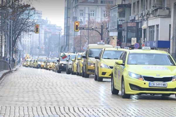 Напрежение на протеста на таксиметровите шофьори, замерени са със саксия