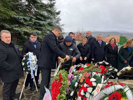 Привърженици на Пеевски поднесоха цветя на чешмата-паметник 3 часа след опонентите си, подкрепящи Доган. СНИМКА: НЕНКО СТАНЕВ