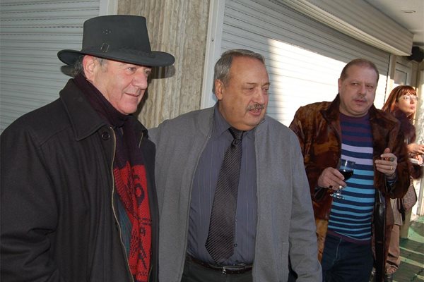 Стефан Цанев е заедно с Иван Гарелов и Иван Тенев на именния им ден.