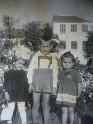 Единствената снимка на Георги като дете, на която ръцете му са си все още на мястото. Вляво е сестра му Стефка.