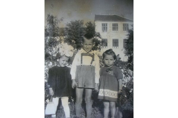 Единствената снимка на Георги като дете, на която ръцете му са си все още на мястото. Вляво е сестра му Стефка.