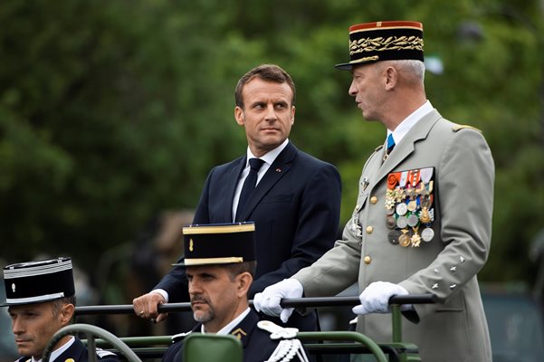Френският президент Еманюел Макрон и началник щаба на френската армия генерал Франсоа Льокоантр участват в традиционния военен парад за Деня на Бастилията на булевард “Шанз-Елизе” в Париж миналата година.