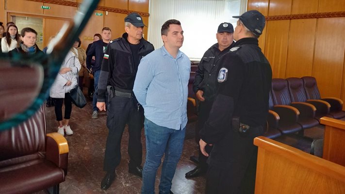 23-годишният Иван Тилев беше доведен в съдебната зала с белезници. Снимка: Авторът