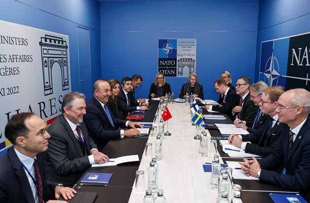 Турският външен министър Мевлют Чавушоглу се срещна в Букурещ с външните министри на Швеция и Финландия - Тобиас Билстрьом и Пека Хависто. Снимка: Фейсбук на Мевлют Чавушоглу