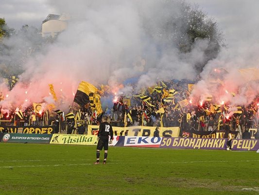 Причината за гнева на феновете на "Ботев" (Пд) е строежа на клубния стадион.