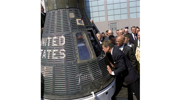 През 1961 г. ядрената надпревара е в разгара си и президентът Кенеди постановява: САЩ трябва да стъпят на Луната.