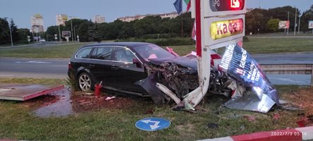 Пияна шофьорка се заби в билборд и предизвика наводнение в Бургас (Снимки)
