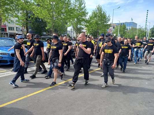 Млади "жълто-черни" фенове влизат на стадиона.