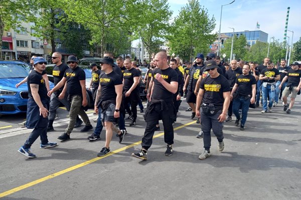 Млади "жълто-черни" фенове влизат на стадиона.