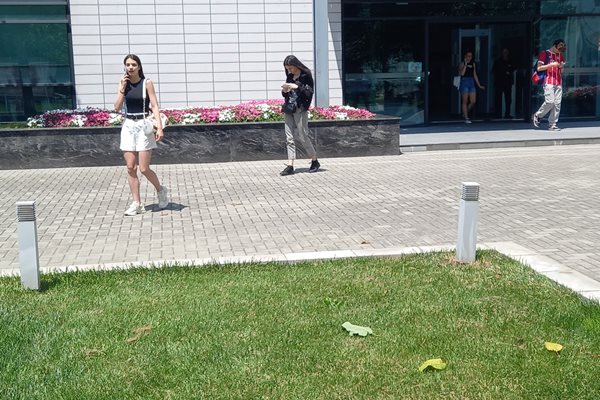 Кандидати излизат от сградата на МУ-Пловдив след края на изпита.